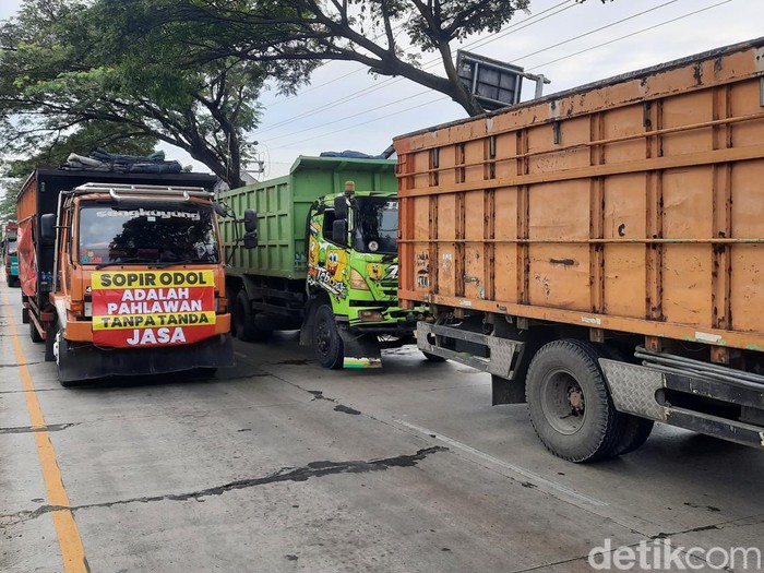 Demo sopir truk blokade jalan Lingkar Pati, Kamis (19/6/2025).
