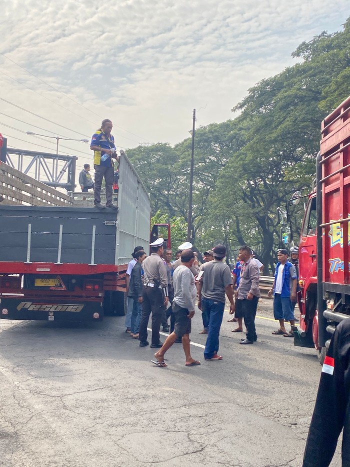Demo sopir truk di Warugunung