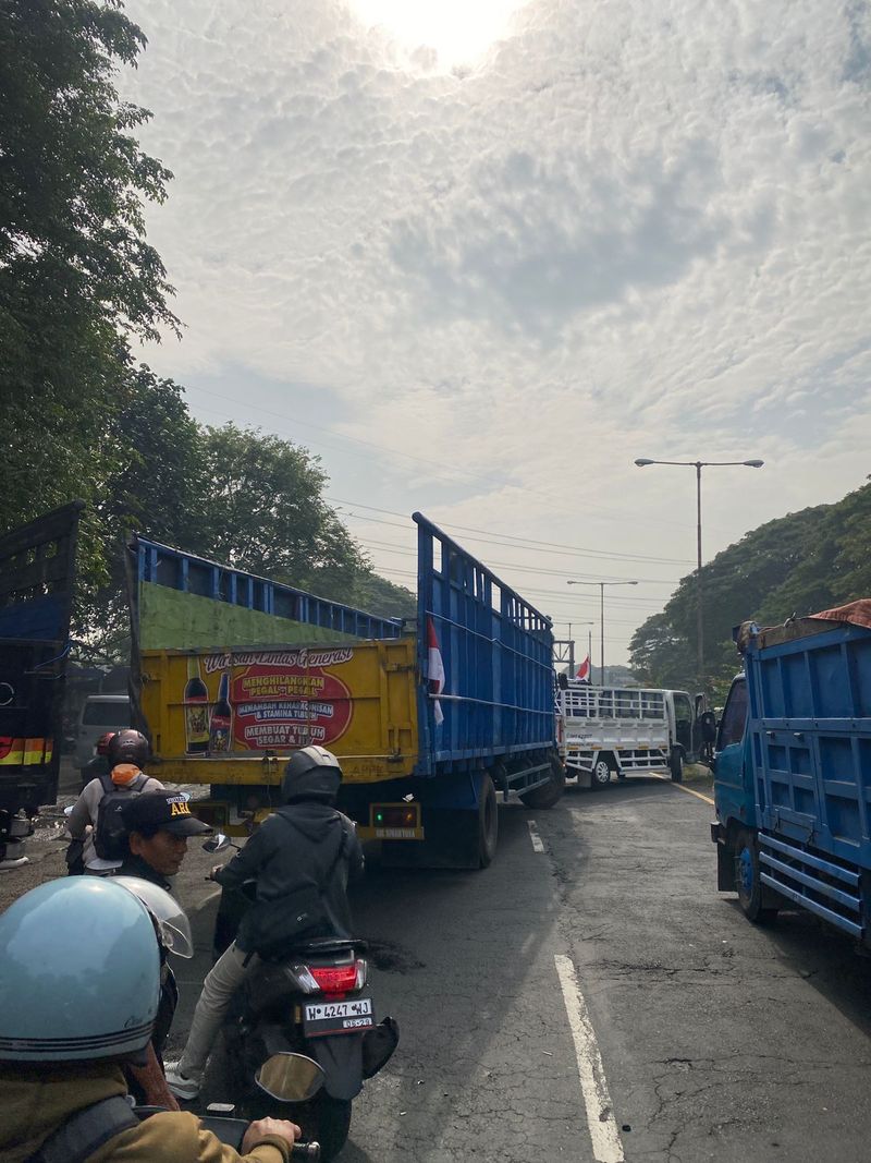Demo sopir truk di Warugunung