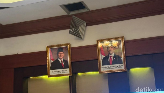 Penampakan exhaust yang copot dan pigura presiden dan wapres yang rusak gegara suara sound horeq yang dibawa sopir truk ODOL saat demo