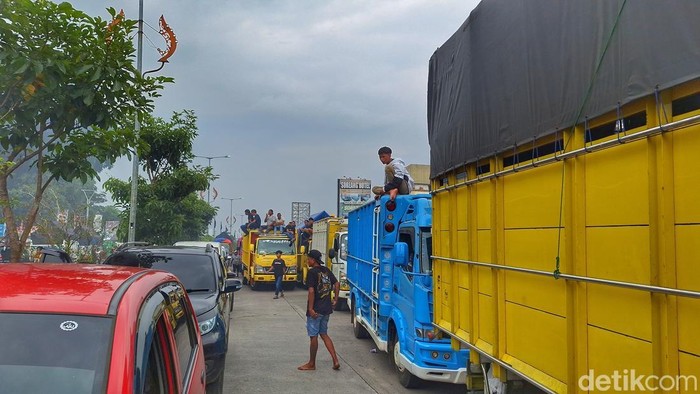 Demo sopir truk ODOL di Tol Soroja, Kabupaten Bandung