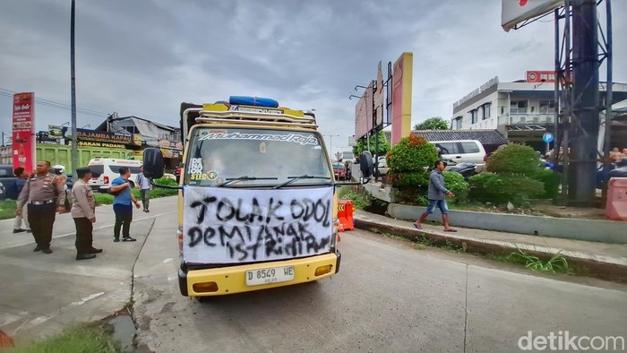 Demo sopir truk ODOL di Tol Soroja, Kabupaten Bandung