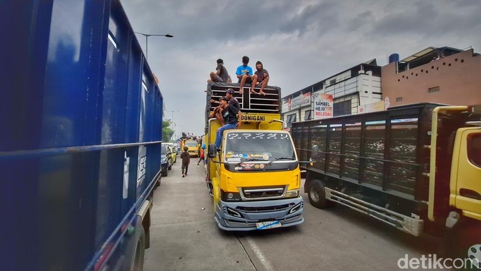 Demo sopir truk ODOL di Tol Soroja, Kabupaten Bandung