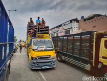 Curhat Sopir Truk Bandung: Gaji Kecil, Sering Dipalak Preman di Jalan