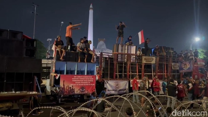 Ratusan sopir truk yang demo terkait ODOL memilih bertahan di di Kantor Gubernur Jatim, Jalan Pahlawan, Surabaya. Audiensi terkait aturan tidak menemukan kesepakatan.
