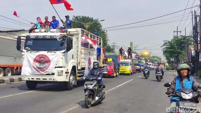 Demo sopir truk tolak ODOL di Surabaya