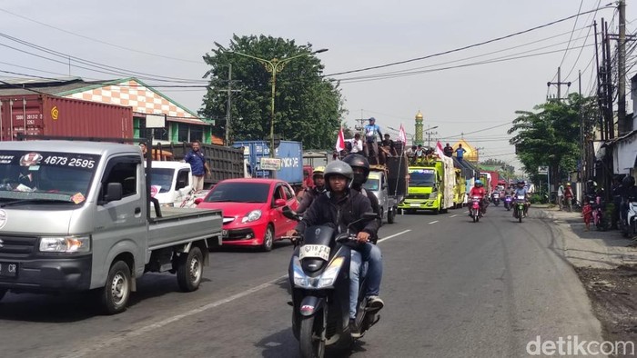 Demo sopir truk tolak ODOL di Surabaya