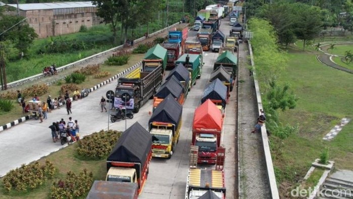Seratusan truk memadati simpang solidaritas di jalan menuju  exit tol Mojosongo, Boyolali, Kamis (19/6/2025) siang.