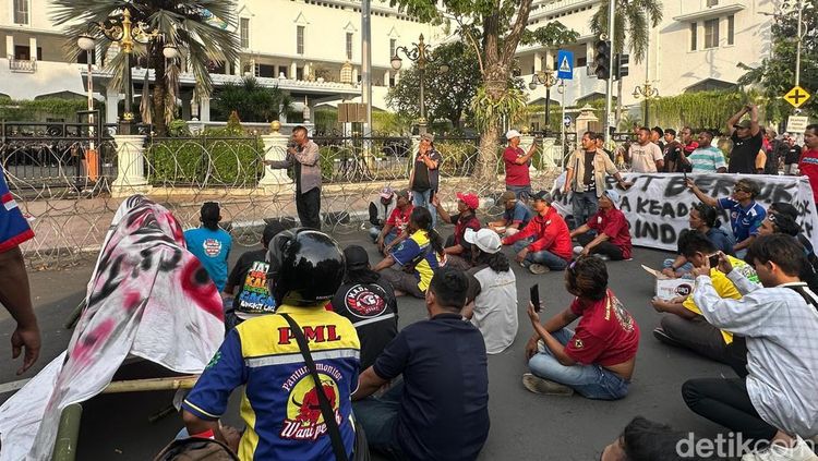 Jalan Pahlawan Penuh Truk Demo ODOL