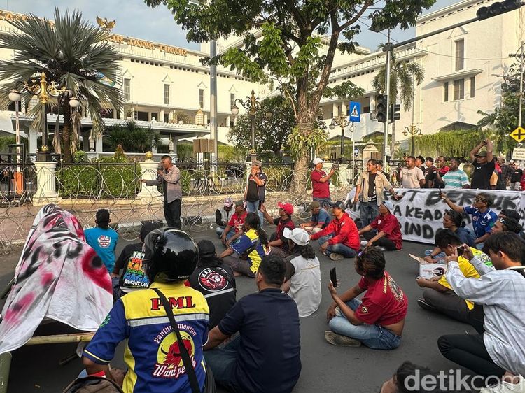 Jalan Pahlawan Penuh Truk Demo ODOL