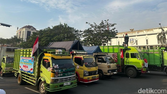 Demo Truk ODOL Blokade Kantor Gubernur Jatim