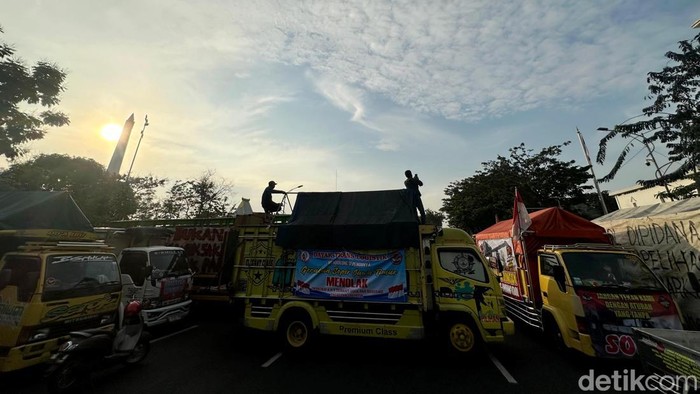 Demo Truk ODOL Blokade Kantor Gubernur Jatim