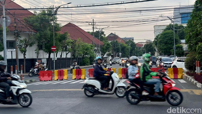 Demo Truk ODOL Blokade Kantor Gubernur Jatim