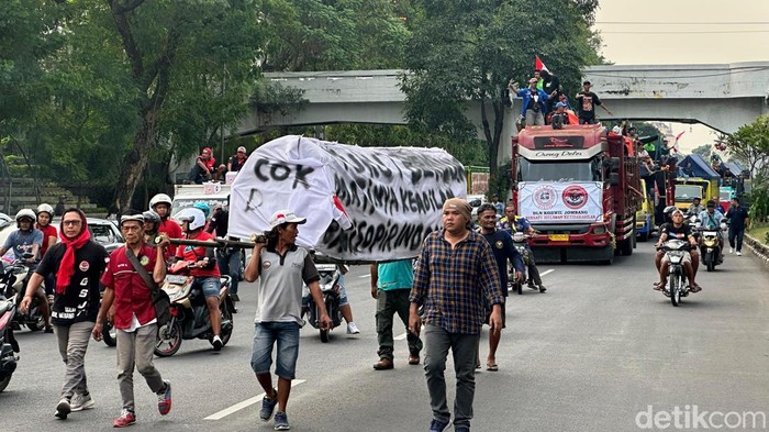 Demo Truk ODOL Blokade Kantor Gubernur Jatim