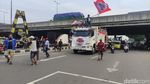 Sopir Truk Bentangkan Bendera Raksasa di Demo ODOL Surabaya