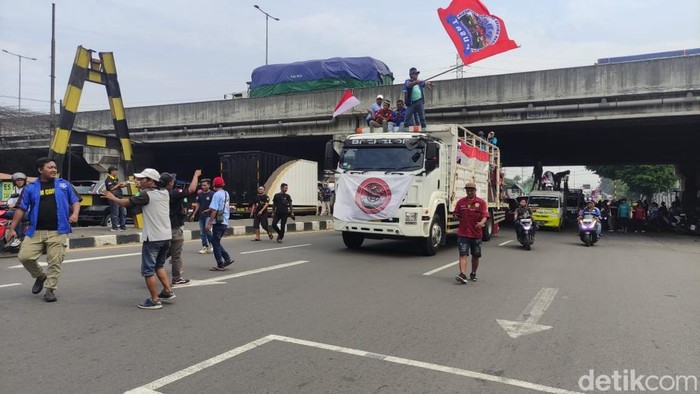 Demo truk ODOL di Sidoarjo