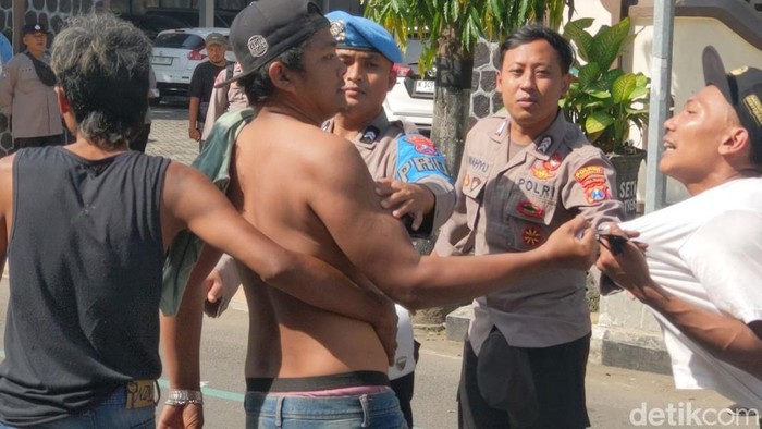 Demo truk ODOL Trenggalek diwarnai nyaris adu jotos