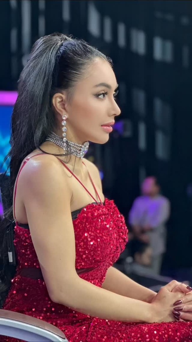 Dengan hidung yang lebih mancung membuat Denada terlihat makin percaya diri di depan kamera. Penampilan baru Denada pun dipuji netizen makin cantik. Foto: dok Instagram