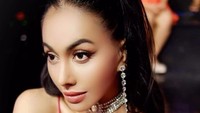 Denada operasi hidung demi pekerjaan. Alasannya sesimpel aku masih ada di bisnis hiburan, masih jadi mata pencaharian. Jadi gak mudah di dunia ini tantangannya ada, gak mudah survive, mau gak mau aku melakukan hal-hal yang pro kontra, katanya. (Foto: dok Instagram)