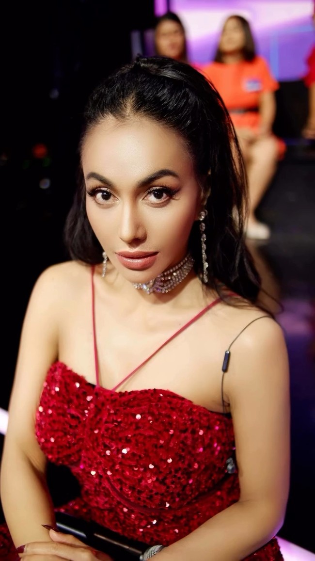 Setelah prosedur rhinoplasty hidung Denada jelas terlihat menjadi jauh lebih mancung. Perbedaan signifikan pada bagian hidungnya itu membuat Denada jadi bak beda orang. Foto: dok Instagram
