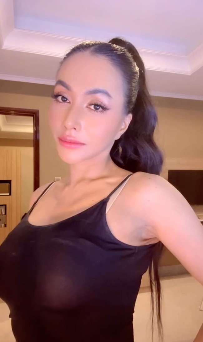 Aww makin GONG gini. MAU BANGET IDUNGNYAAAAA, komentar salah seorang netizen. Face nya jadi kaya bukan orang indo...tapi cakep sich, komentar lainnya. Foto: Instagram/@denadaindonesia