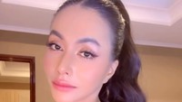 Hidung yang lebih mancung pasca operasi membuat penampilan Denada berbeda dari biasanya. Banyak yang mengira Denada kini berbeda orang dengan Denada sebelum operasi. (Foto: Instagram/@denadaindonesia)