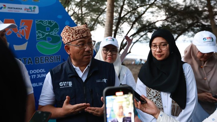Deputi Pengembangan Destinasi dan Infrastruktur Kemenpar Hariyanto bersama Bupati Ipuk Fiestiandani saat luncurkan Gerakan Wisata Bersih di Grand Watu Dodol, Banyuwangi.
