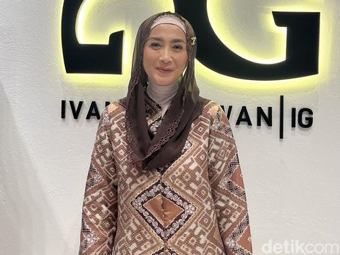 Desy Ratnasari mengungkapkan rahasia awet muda usia 51 tahun, tampil alami tanpa perawatan wajah.