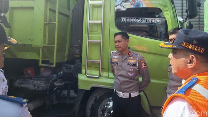 Dirgakkum Polri Brigjend Faizal mengecek kendaraan overdimensi dan over loading di UPPKB Maccopa, Kabupaten Maros.