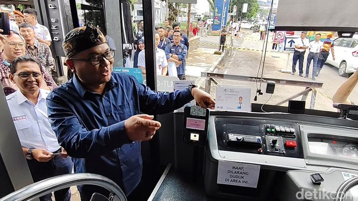 Dishub Bandung saat memperkenalkan Kartu Multi Trip