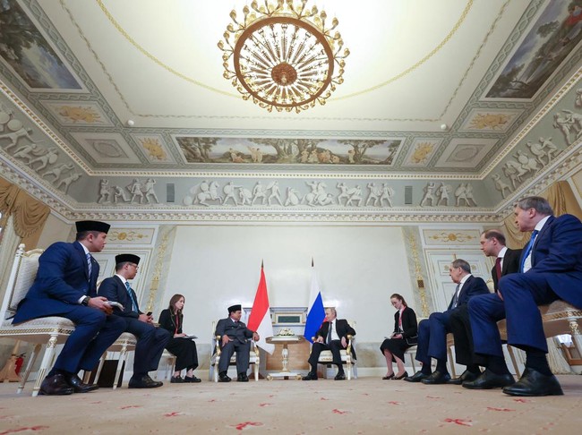 Saat Putin Ungkap Kebahagiaan Sambut Prabowo di Istana Constantine