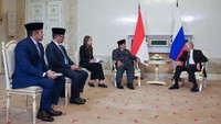 Pada kesempatan yang sama, Prabowo juga menyampaikan terima kasih ke Putin. Prabowo menyebutkan Rusia negara yang memberikan dukungan ke Indonesia dengan cepat. Foto: Sputnik/Vyacheslav Prokofyev/Pool via REUTERS