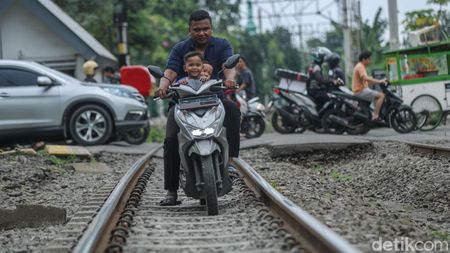 Duh, Rel Kereta di Matraman Dibajak Pemotor-Gerobak