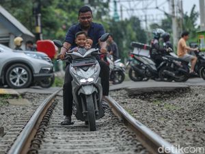 Duh, Rel Kereta di Matraman Dibajak Pemotor-Gerobak