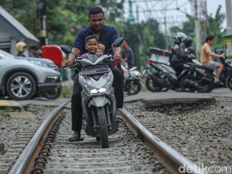 Duh, Rel Kereta di Matraman Dibajak Pemotor-Gerobak