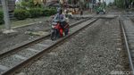 Duh, Rel Kereta di Matraman Dibajak Pemotor-Gerobak