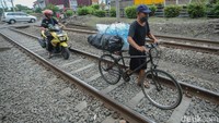 Rel kereta di perlintasan kawasan Matraman ini kerap dibajak pengendara. Tak sekali dua kali petugas pos perlintasan menegur, namun kejadian ini tetap berulang.  