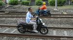 Duh, Rel Kereta di Matraman Dibajak Pemotor-Gerobak