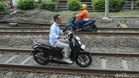 Kegiatan ini tampak terjadi seusai melintasnya kereta, mereka menggunakan rel untuk mempercepat jarak tempuh.  