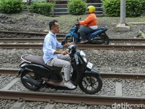 Nekat Masuk Jalur Kereta, Siap-siap Didenda Rp 15 Juta!