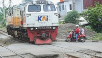 Diketahui akses putar balik di kawasan ini ditutup imbas pembangunan LRT Jakarta.  