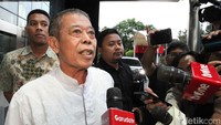 Mantan Ketua DPRD Jawa Timur Kusnadi (kedua kanan) menjawab pertanyaan wartawan usai menjalani pemeriksaan di Gedung Merah Putih KPK, Jakarta, Kamis (19/6/2025).