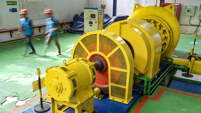 Energi Ramah Lingkungan di NTB Makin Ngegas, Bauran EBT Tembus 5 Persen Seorang pekerja melakukan pemeriksaan rutin di ruang turbin Pembangkit Listrik Tenaga Mikro Hidro (PLTMH) Santong berkapasitas 1.000 kw di Santong, Kecamatan Kayangan, Lombok Utara, NTB, Kamis (19/6/2025). Menurut data PLN NTB, saat ini bauran Energi Baru Terbarukan (EBT) di sistem kelistrikan NTB telah mencapai 5,37 persen dari total kapasitas terpasang dan angka tersebut ditargetkan meningkat menjadi 25,19 persen pada tahun 2034 sesuai Rencana Usaha Penyediaan Tenaga Listrik (RUPTL) 2025-2034. ANTARA FOTO/Ahmad Subaidi