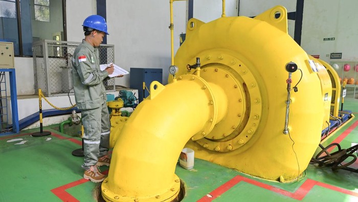 Energi Ramah Lingkungan di NTB Makin Ngegas, Bauran EBT Tembus 5 Persen Seorang pekerja melakukan pemeriksaan rutin di ruang turbin Pembangkit Listrik Tenaga Mikro Hidro (PLTMH) Santong berkapasitas 1.000 kw di Santong, Kecamatan Kayangan, Lombok Utara, NTB, Kamis (19/6/2025). Menurut data PLN NTB, saat ini bauran Energi Baru Terbarukan (EBT) di sistem kelistrikan NTB telah mencapai 5,37 persen dari total kapasitas terpasang dan angka tersebut ditargetkan meningkat menjadi 25,19 persen pada tahun 2034 sesuai Rencana Usaha Penyediaan Tenaga Listrik (RUPTL) 2025-2034. ANTARA FOTO/Ahmad Subaidi
