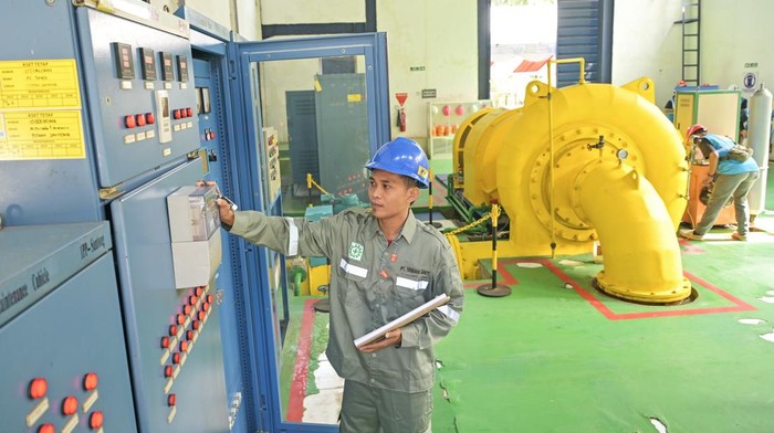 Energi Ramah Lingkungan di NTB Makin Ngegas, Bauran EBT Tembus 5 Persen Seorang pekerja melakukan pemeriksaan rutin di ruang turbin Pembangkit Listrik Tenaga Mikro Hidro (PLTMH) Santong berkapasitas 1.000 kw di Santong, Kecamatan Kayangan, Lombok Utara, NTB, Kamis (19/6/2025). Menurut data PLN NTB, saat ini bauran Energi Baru Terbarukan (EBT) di sistem kelistrikan NTB telah mencapai 5,37 persen dari total kapasitas terpasang dan angka tersebut ditargetkan meningkat menjadi 25,19 persen pada tahun 2034 sesuai Rencana Usaha Penyediaan Tenaga Listrik (RUPTL) 2025-2034. ANTARA FOTO/Ahmad Subaidi