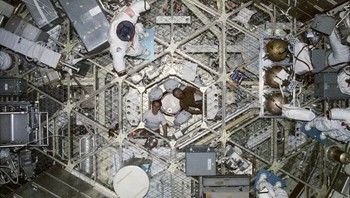 Para astronot di Skylab 4 melakukan mogok kerja selama sehari karena mereka merasa kewalahan dengan tuntutan Kontrol Misi. Mereka menggunakan waktu itu untuk melihat ke luar jendela dan berpikir. Foto: Boredpanda