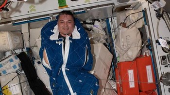 Untuk mencegah terbangun dalam kondisi kekurangan oksigen dan terengah-engah, astronot membutuhkan aliran udara yang baik di sekitar mereka saat tidur. Tanpa ventilasi yang memadai, gelembung karbon dioksida yang mereka hembuskan sendiri dapat terkumpul di sekitar kepala mereka. Oleh karena itu, memastikan sirkulasi udara yang baik penting untuk keselamatan astronot selama masa istirahat di luar angkasa. Foto: Boredpanda