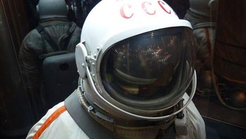 Kemampuan berbahasa Rusia sangat penting bagi astronot yang ditugaskan di Stasiun Luar Angkasa Internasional (ISS) untuk memastikan komunikasi dan pengoperasian sistem yang efektif di seluruh segmen AS dan Rusia yang berbeda. Mengingat kru juga melakukan perjalanan ke dan dari stasiun menggunakan roket Soyuz Rusia, memahami bahasa tersebut sangatlah praktis. Meskipun tidak semua astronot mempelajari bahasa Rusia, bahasa Rusia merupakan persyaratan utama bagi mereka yang menjalankan misi ISS, dan beberapa astronot memilih untuk mempelajarinya meskipun tidak ditugaskan langsung ke misi tersebut. Foto: Boredpanda