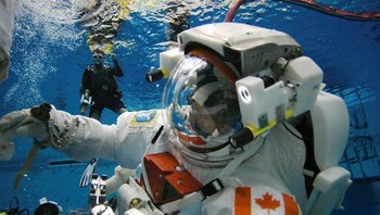 Bagian penting dari persiapan untuk ke luar angkasa melibatkan pelatihan bawah air yang ekstensif, yang memungkinkan astronot mengalami simulasi keadaan tanpa bobot; oleh karena itu, sertifikasi selam awal sangatlah penting. Di dalam fasilitas seperti Laboratorium Daya Apung Netral NASA, peserta pelatihan mengenakan pakaian antariksa lengkap untuk berlatih tugas-tugas khusus misi, selalu di bawah pengawasan ketat penyelam keselamatan. Pekerjaan akuatik ini merupakan komponen dari keseluruhan pelatihan yang menantang yang dihadapi oleh beberapa kandidat yang dipilih dari banyak calon, yang juga mencakup penilaian awal untuk bertahan hidup di air. Foto: Boredpanda