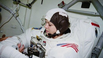 Mikrogravitasi dapat menyebabkan jantung astronot menjadi lebih bulat, perubahan sementara yang kembali seperti semula setelah kembali ke Bumi. Perubahan bentuk ini dianggap menunjukkan bahwa jantung bekerja kurang efisien di luar angkasa. Para ilmuwan memantau hal ini karena dalam jangka waktu yang lama dalam mikrogravitasi, meskipun jantung kembali normal, masih dapat menyebabkan masalah jantung di masa mendatang. Foto: Boredpanda